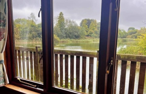 Allerthorpe Cabina | 'Mallard' - Secluded Rustic Lodge - Fishermans dream!nn