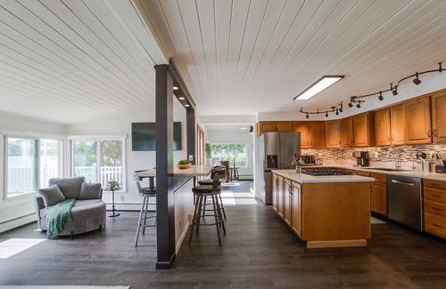 Dundee Cabina | Mallards Landing is a Charming WANETA LAKE cottage with hot tub & amazing views