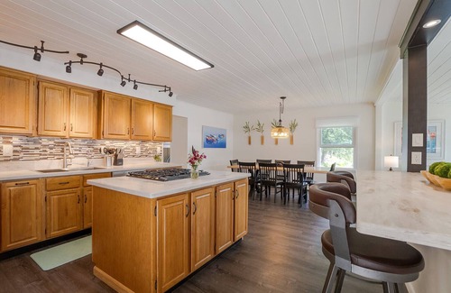 Dundee Cabina | Mallards Landing is a Charming WANETA LAKE cottage with hot tub & amazing views