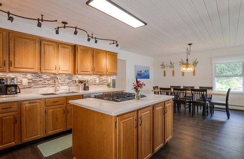 Dundee Cabina | Mallards Landing is a Charming WANETA LAKE cottage with hot tub & amazing views