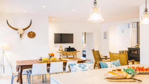 Macmasters Beach Casa | Malolo Costal Retreat , Wifi Accom Holidays