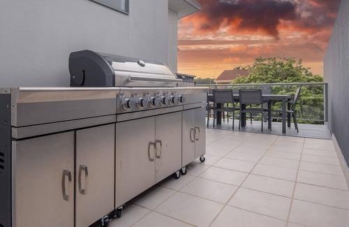 Maloneys Beach Casa | Maloneys Beach Views 3 Bed Home