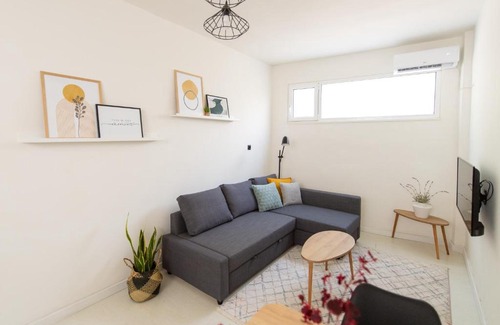 Aigio Apartamento | Malvina's Dream 2. Lower Ground Renovated Getaway