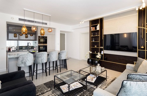 Kerem HaTeimanim Apartamento | MAMAD High End 2BR with City & Sea View by FeelHome