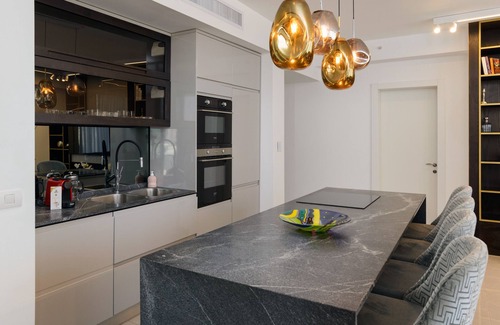 Kerem HaTeimanim Apartamento | MAMAD High End 2BR with City & Sea View by FeelHome