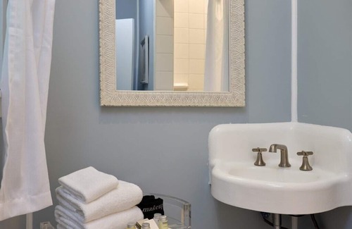 Wailuku Cama Y Desayuno | Mamane Suite - Historic charm and views