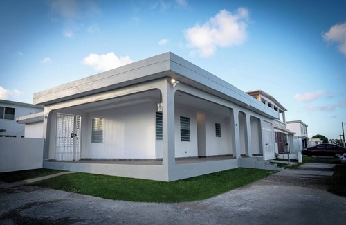 Sabana Abajo Casa | Mami's Corner in Carolina with WiFi, AC, Near Airport, Beaches, Malls and more