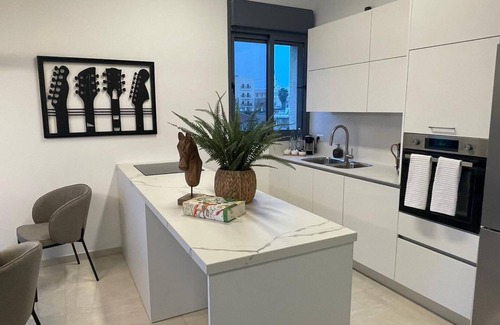 Mahane Israel Apartamento | ♥MAMILLA'S Chic ♥ Stunning 2 BDR w. balcony ♥Parking ♥NEW!