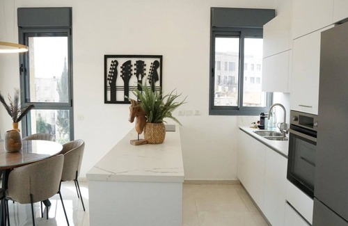 Mahane Israel Apartamento | ♥MAMILLA'S Chic ♥ Stunning 2 BDR w. balcony ♥Parking ♥NEW!