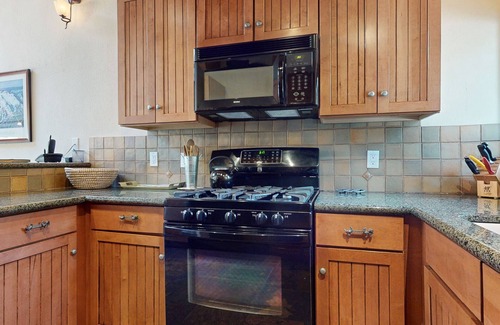 Mammoth Lakes Condominio | Mammoth Estates 125 Chic Mountain condo, Private Washer Dryer, Walk to The Village, Gondola by RedAwning