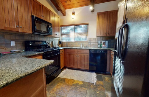 Mammoth Lakes Condominio | Mammoth Estates 125 Chic Mountain condo, Private Washer Dryer, Walk to The Village, Gondola by RedAwning