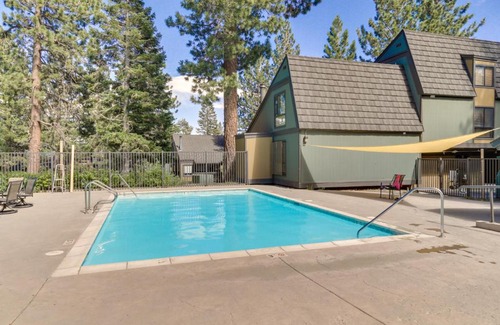 Majestic Pines Apartamento | Mammoth Lakes Condo with Community Pool and Hot Tub!