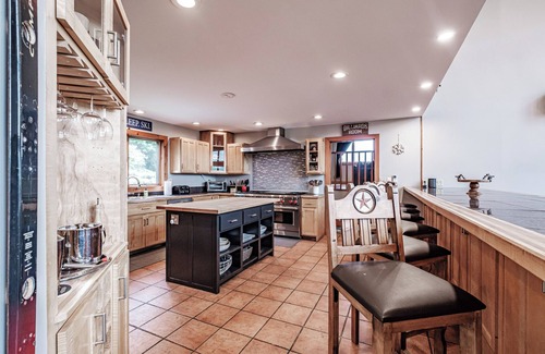 Sunday River Area Casa | Mammoth Lodge - Heated Pool, Game Room, 8-bedroom