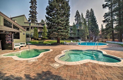 Mammoth Lakes Apartamento | Mammoth Mtn Escape with Pool and Walk to Ski Lift