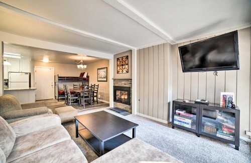 Mammoth Lakes Apartamento | Mammoth Mtn Escape with Pool and Walk to Ski Lift