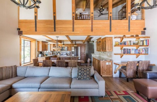 Mammoth Lakes Condominio | El mejor lujo en el pueblo, la mejor ubicación. Ideal para grupos grandes y familias.