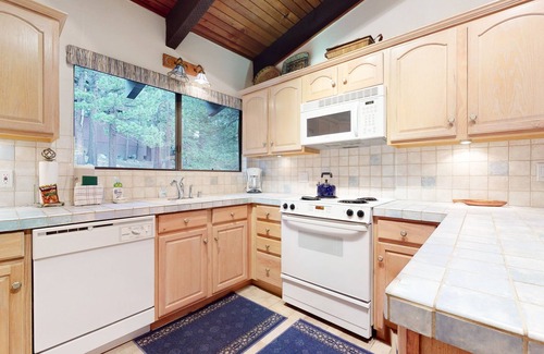 Mammoth Lakes Condominio | Mammoth West 101 Updated Condo, Just A Short Walk to Canyon Lodge by RedAwning