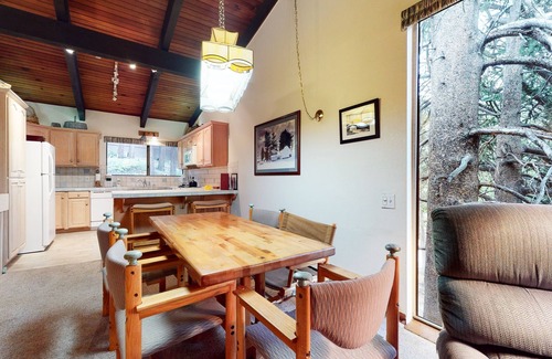 Mammoth Lakes Condominio | Mammoth West 101 Updated Condo, Just A Short Walk to Canyon Lodge by RedAwning