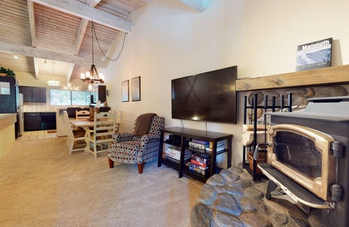 Mammoth Lakes Condominio | Mammoth West 106 Spacious Condo Just A Short Walk to Canyon Lodge by RedAwning