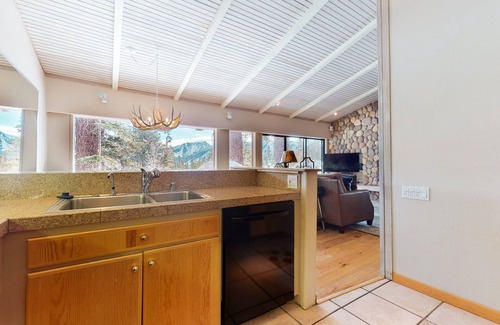 Mammoth Lakes Condominio | Mammoth West 137 Updated Deluxe Condo, Just A Short Walk to Canyon Lodge by RedAwning