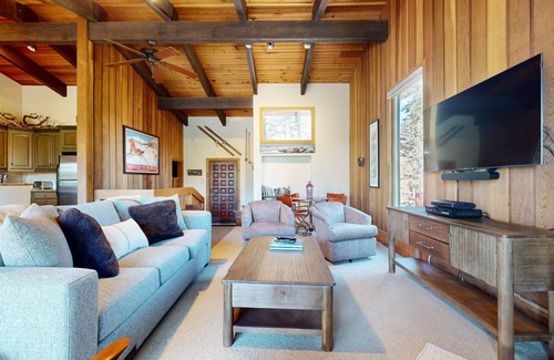 Mammoth Lakes Condominio | Mammoth West 140 Pet-Friendly Updated Condo, Just A Short Walk to Canyon Lodge by RedAwning