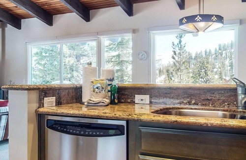 Mammoth Lakes Condominio | Mammoth West 140 Pet-Friendly Updated Condo, Just A Short Walk to Canyon Lodge by RedAwning