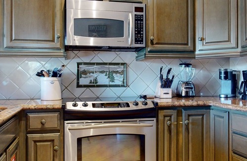 Mammoth Lakes Condominio | Mammoth West 140 Pet-Friendly Updated Condo, Just A Short Walk to Canyon Lodge by RedAwning