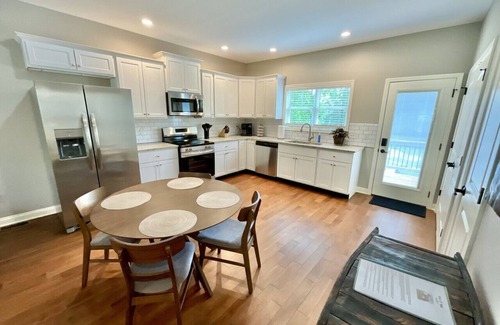 Versailles Casa | Man o’ War Cottage at the Woodford Inn