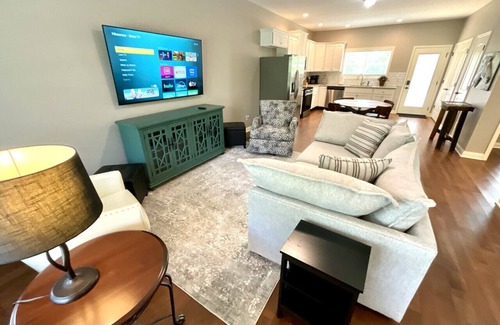 Versailles Casa | Man o’ War Cottage at the Woodford Inn