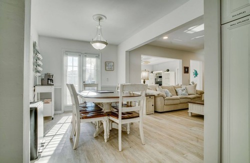 Bayshore Gardens Casa | Manatee Cove: Private Oasis with Wildlife, Hot Tub & Fun Game Room!
