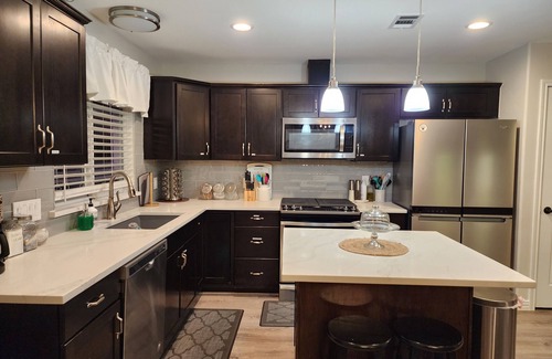 East Congress Casa | ⭐️⭐️ MANCHESTER HOUSE - SPA for 7 - PRIVATE BACKYARD - JUST LIKE HOME⭐️⭐️