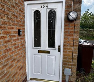 Wythenshawe Casa | Manchester Stay Hub - 2BR with Free Parking, Near Airport & Attractions