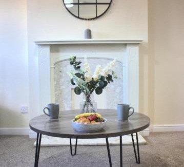 Wythenshawe Casa | Manchester Stay Hub - 2BR with Free Parking, Near Airport & Attractions