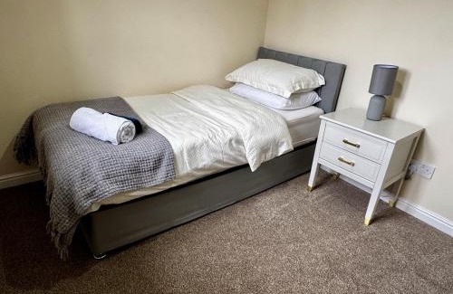 Wythenshawe Casa | Manchester Stay Hub - 2BR with Free Parking, Near Airport & Attractions
