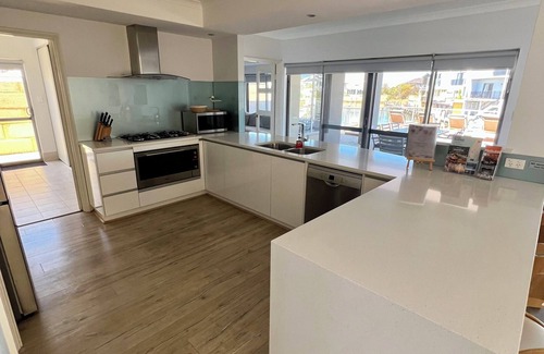 Wannanup Casa | Mandurah Family Holiday Home Outdoor Pool private Canal access Kayaking