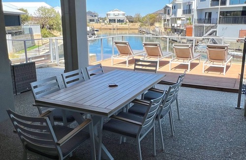 Wannanup Casa | Mandurah Family Holiday Home Outdoor Pool private Canal access Kayaking