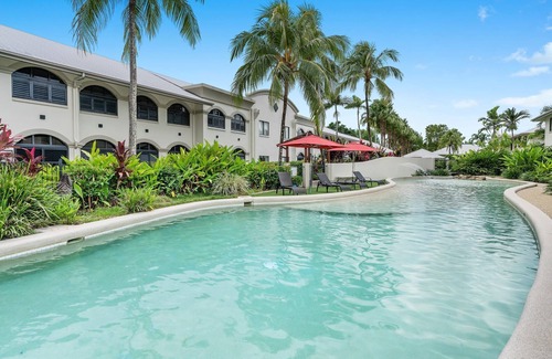 Palm Cove Apartamento | Mango Resort Ground floor basic hotel style room.