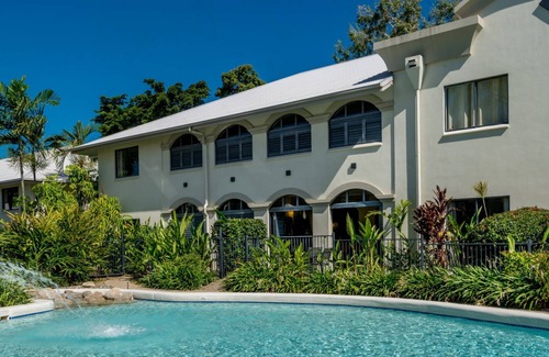 Palm Cove Apartamento | Mango Resort Ground floor basic hotel style room.