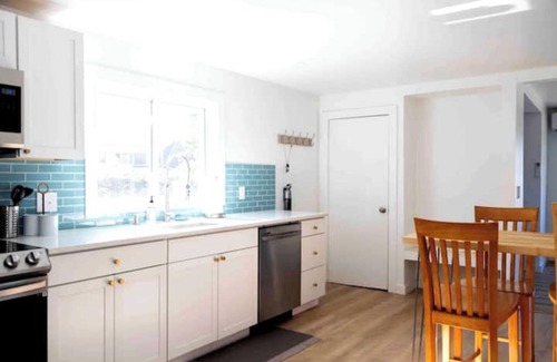 Old North End Apartamento | MANHATTAN MODERN: Large 3 bed, Fenced yard-Parking