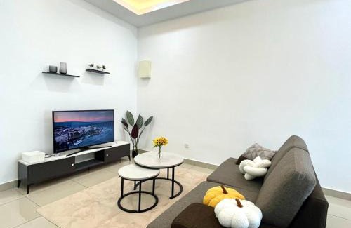Tebrau Apartamento | Manhattan, Mount Austin by Antlerzone