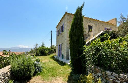 Karvelas Apartamento | Mani family friendly, mountain house with parking