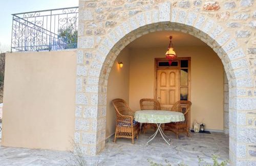 Karvelas Apartamento | Mani family friendly, mountain house with parking
