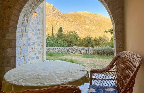Karvelas Apartamento | Mani family friendly, mountain house with parking