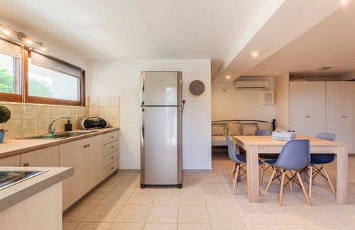Riglia Casa | Mani's Aura Seaside-Enchanting Stone Gem