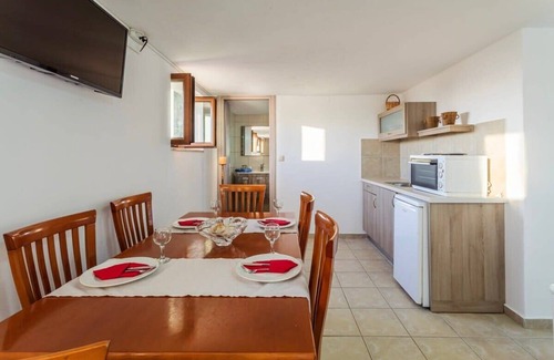 Lefktron Apartamento | Mani Summer Escape - Spacious Home, Fully equipped