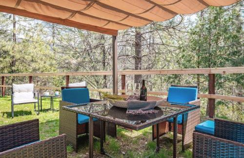 Oakhurst Casa | Manic Mountain Forest Cabin 3 miles from Bass Lake