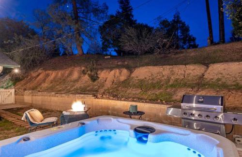 Oakhurst Casa | Manic Mountain Forest Cabin 3 miles from Bass Lake