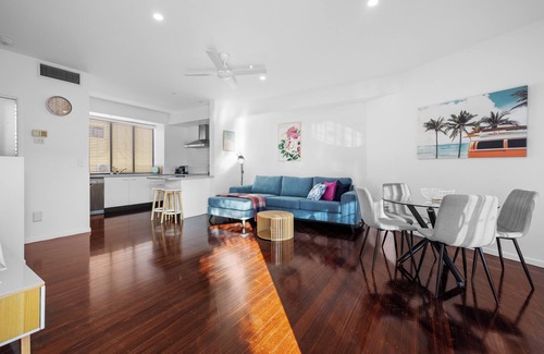 Manly Casa | Manly Beach View Townhouse Haven - Coastal Retreat walk to the shops and water!