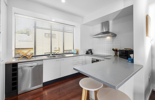 Manly Casa | Manly Beach View Townhouse Haven - Coastal Retreat walk to the shops and water!