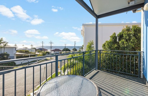 Manly Casa | Manly Beach View Townhouse Haven - Coastal Retreat walk to the shops and water!
